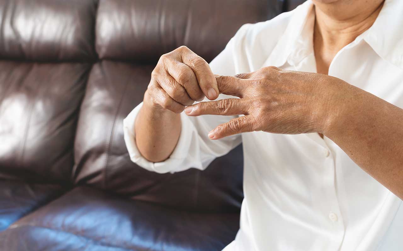 Grčenje mišića u prstima kod starijih osoba je normalna pojava