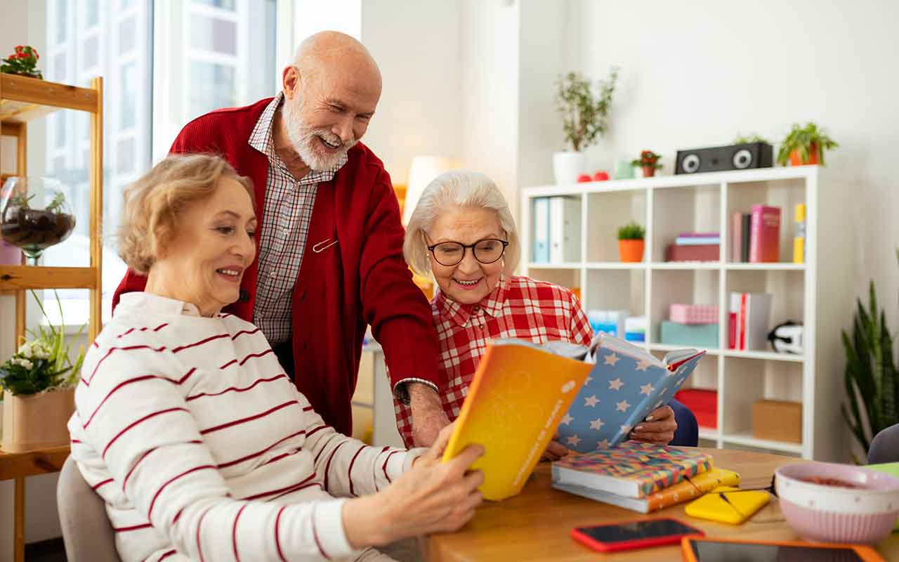 Kako potaknuti čitanje kod starijih osoba